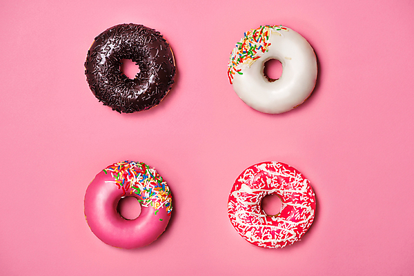 포토 JPG 해외이미지 실내 사람없음 하이앵글 도넛 달콤 분홍색배경 해외202004 해외포토 뷰포인트 분홍색 백그라운드 디저트 내부 맛 파일형식 이미지허브