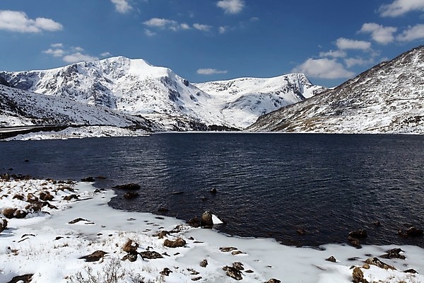 포토 JPG 해외이미지 구름 공원 호수 여행 자연 하늘 영국 웨일즈 산 국립공원 풍경 사람없음 야외 물 파란색 반사 냉동 침묵 흰색 시골 언덕 서리 암초 북쪽 내추럴 전국 폭설 눈내림 수평선 스노도니아 스노든산 해외202004 해외포토 자연요소 공공시설 유럽 컬러 눈_날씨 소리 자연재해 방향 생태계 파일형식 이미지허브