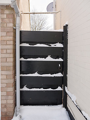 포토 JPG 해외이미지 외관 계절 백그라운드 겨울 패턴 건축양식 자연 날씨 출입구 거리 주택 프레임 풍경 사람없음 야외 건물 목재 울타리 문 마을 정원 검은색 추위 수확 흰색 시골 도시 닫기 버리기 묘사 질감 대문 서리 볼트 내추럴 옛날 해외202004 해외포토 나무 건축물 건축 컬러 무늬 농업 재료 모션 담장 공구 생태계 파일형식 이미지허브