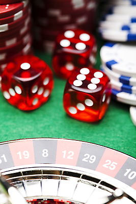 포토 JPG 해외이미지 실내 근접촬영 사람없음 아웃포커스 포커칩 도박 카지노 주사위 룰렛 겜블 초록배경 해외202004 해외포토 뷰포인트 백그라운드 촬영기법 내부 초록색 게임 포커 파일형식 이미지허브