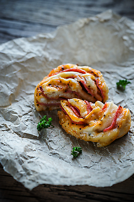 포토 JPG 해외이미지 종이 음식 포장 유리 치즈 맥주 피자 파슬리 요리 사람없음 목재 초록색 이탈리아 거품 머그컵 껍질 시골 원형 소시지 황금 폐기물 작음 자르기 굽기 가득함 속도 햄 롤 바질 토막 모짜렐라치즈 미니 살라미 양피지 페퍼로니 핸드메이드 해외202004 해외포토 도형 나무 유럽 컬러 채소 재료 모션 재질 유제품 주류 패스트푸드 서양음식 육류 컵 가공식품 쓰레기 크기 구이 파일형식 이미지허브