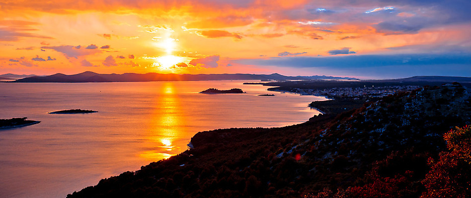 포토 JPG 해외이미지 구름 전통 유럽 바다 섬 건축양식 하늘 휴가 파노라마 풍경 사람없음 초록색 여름 파란색 컬러풀 태양 교회 여행객 황혼 일몰 놀람 새벽 바위 도시 만 역사 저녁 지중해 타운 크로아티아 연소 다도해 해외202004 해외포토 자연요소 계절 건축 감정 나라 컬러 종교건축 촬영기법 표정 사람 건물 노을 돌_바위 야간 파일형식 이미지허브