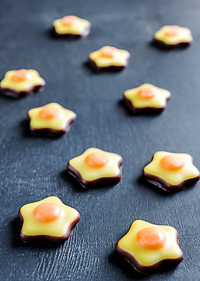 포토 JPG 해외이미지 별 음식 백그라운드 오렌지 디저트 사탕 선물 사람없음 목재 장식 갈색 노란색 쌓기 초콜릿 얼음 검은색 어둠 우유 흰색 그룹 달콤 수집 코코아 흙더미 프리미엄 프랄린 많음 해외202004 해외포토 자연요소 나무 음료 컬러 컨셉 과일 재료 모션 유제품 흙 맛 파일형식 더미 이미지허브