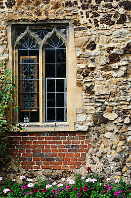 포토 JPG 해외이미지 외관 벽 건축양식 창문 벽돌 그림자 사람없음 야외 건물 빨간색 수확 골동품 시골 중세 묘사 아치 고딕 옛날 해외202004 해외포토 건축물 건축 컬러 농업 역사 파일형식 이미지허브