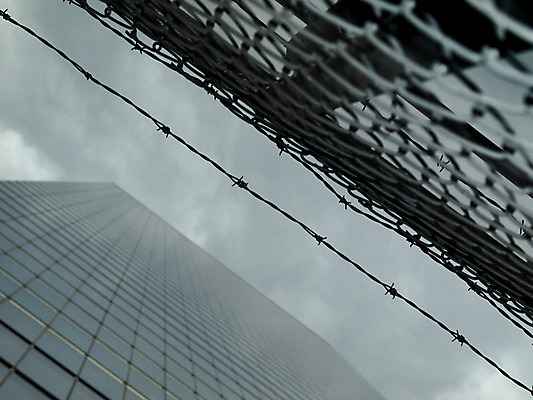 포토 JPG 해외이미지 구름 디자인 외관 벽 회사 비즈니스 건축양식 창문 유리 하늘 미래 새로움 아파트 직장 사람없음 야외 건물 울타리 도시풍경 사무실 탑 금속 고층빌딩 성장 도시 보호 큼 철 철사 철조망 철강 콘크리트 해외202004 해외포토 자연요소 건축물 건축 컨셉 재질 주택 풍경 빌딩 담장 크기 파일형식 이미지허브