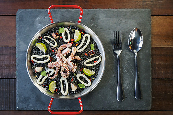 포토 JPG 해외이미지 접시 유럽 음식 조각 토마토 재료 방울토마토 밥 양파 치즈 연체동물 파슬리 건강 마늘 어류 요리 사람없음 초록색 식당 요리사 검은색 식사 저녁식사 이탈리아 샐러드 신선 체리 상추 지중해 먹기 해산물 오징어 홍합 문어 레시피 바질 리조또 핸드메이드 해외202004 해외포토 직업 식기 나라 바다 컬러 채소 과일 모션 어패류 유제품 무척추동물 상점 수중동물 파일형식 이미지허브