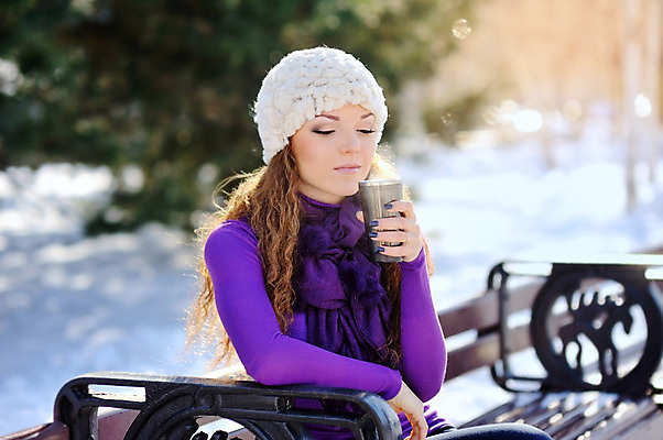 포토 JPG 해외이미지 백인 여자 행복 커피 음료 장갑 겨울 날씨 한명 미소 웃음 사람 야외 10대 컵 목도리 기쁨 추위 마시기 잡기 뜨거움 비니 캡모자 해외202004 손모아장갑 해외포토 서양인 모자_잡화 1 식기 잡화 계절 감정 모션 청소년 표정 파일형식 이미지허브