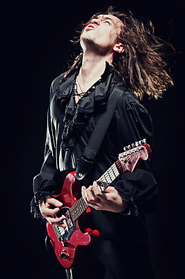 포토 JPG 해외이미지 남자 음악 연주 검은배경 실내 한명 들기 상반신 성인 옆모습 기타 고개들기 열정 기타리스트 성인남자한명만 해외202004 해외포토 1 감정 뷰포인트 백그라운드 모션 현악기 문화예술 사람 내부 검은색 연주자 남자한명만 성인남자만 파일형식 이미지허브