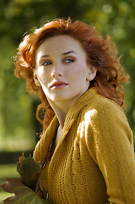 포토 JPG 해외이미지 나무 백인 라이프스타일 옷 계절 공원 여자 얼굴 잎 자연 휴식 한명 서기 사람 성인 야외 빨간색 초록색 햇빛 태양 갈색 노란색 유행 화목 자유 가을 청바지 우아함 숲 혼자 해외202004 해외포토 자연요소 서양인 식물 1 공공시설 컬러 컨셉 바지 모션 생활 신체부위 생태계 파일형식 이미지허브