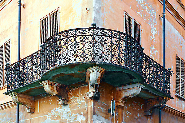 포토 JPG 해외이미지 라이프스타일 외관 유럽 문화 벽 건축양식 창문 난간 주택 프레임 사람없음 야외 건물 장식 문 금속 이탈리아 수확 발코니 도시 그물 중세 역사 재산 클래식 널 지중해 타운 셔터 바로크 옛날 철강 풍요 스타일 개조 해외202004 해외포토 건축물 건축 나라 바다 컨셉 농업 재질 생활 금융 파일형식 이미지허브