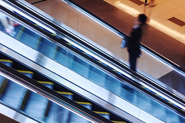 포토 JPG 해외이미지 디자인 남자 여행 포즈 비즈니스 건축양식 교통시설 모션 유리 모바일 실내 사람 사람없음 내부 건물 세일 걷기 계단 상점 도시 조직 그룹 시장 콘센트 전기에너지 구매 공항 군중 소프트포커스 엘리베이터 쇼핑몰 고객 속도 에스컬레이터 베이징 소매 단계 재촉 블러 해외202004 해외포토 건축물 건축 교통 컨셉 재질 촬영기법 쇼핑 중국 에너지 시설 파일형식 이미지허브