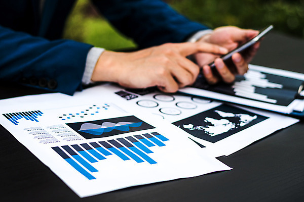 포토 JPG 해외이미지 직업 인터넷 비즈니스 통계 그래프 사람 사람없음 금융 노트북 컴퓨터 사무실 모니터 자료 결과 계획 위험 토론 고객 읽기 분석 동료 계약 속도 무역 보고서 시작 상담 문서 투자 바쁨 자원 진행 대출 개발 리뷰 마케팅 경제학 힙스터 해외202004 해외포토 교육 패션 산업 컨셉 관계 모션 경제 전자제품 파일형식 이미지허브