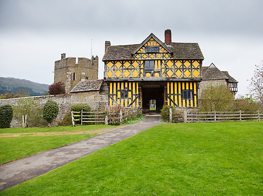 포토 JPG 해외이미지 구름 건축양식 영국 잉글랜드 주택 사람없음 야외 건물 노란색 정원 시골 중세 역사 재산 천연기념물 강화 기간 수목 옛날 해외202004 해외포토 자연요소 건축물 건축 유럽 컬러 금융 파일형식 이미지허브