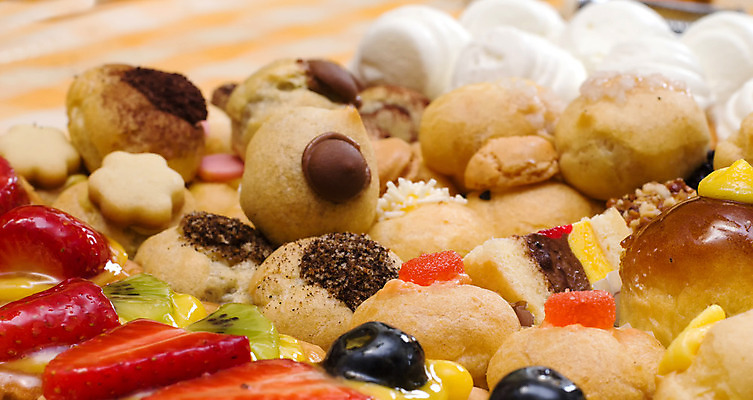 포토 JPG 해외이미지 열매 음식 과일 딸기 디저트 사람없음 장식 빨간색 컬러풀 쿠키 케이크 식당 희망 빵집 껍질 흰색 대접 신선 달콤 맛 굽기 먹기 크림 산딸기 타르트 페스츄리 해외202004 해외포토 식물 감정 빵 컬러 컨셉 모션 상점 구이 파이_빵 파일형식 이미지허브