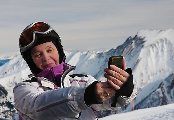포토 JPG 해외이미지 행복 스포츠 백그라운드 겨울 통신 자연 하늘 모바일 스키 고글 산 한명 미소 풍경 기쁨 하이킹 추위 헬멧 무선전화기 전화기 휴양지 셀룰러 해외202004 해외포토 1 계절 감정 레저 겨울스포츠 표정 사람 장소 보호장비 생태계 파일형식 이미지허브