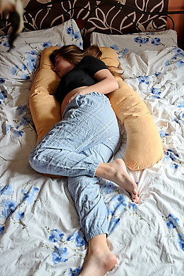 포토 JPG 해외이미지 백인 여자 행복 컨셉 신체 가족 엄마 휴식 주택 갈색머리 실내 건강 관리 사랑 한명 사람 부모 희망 임산부 임신 터치 침대 아기 출산 기다림 명상 태교 돌봄 해외202004 해외포토 서양인 1 헤어스타일 감정 가구 관계 모션 내부 건물 파일형식 이미지허브