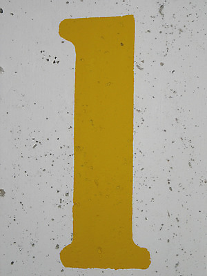 포토 JPG 해외이미지 1 벽 사람없음 세로 숫자 노란색 페인트 점 주차 심볼 사인 시멘트 신분증 콘크리트 해외202004 해외포토 문자 컬러 증명서 파일형식 이미지허브