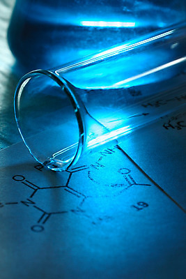 포토 JPG 해외이미지 종이 과학 유리 유리병 실험 사람없음 내부 파란색 스터디 쪽지 변화 실험실 편지 플라스크 퓨전 유기농 함선 레시피 튜브 공식 구성 반응 유전 화학물질 해외202004 해외포토 웰빙 컬러 컨셉 배_교통 재질 병_용기 실험기구 학습 화학 파일형식 이미지허브
