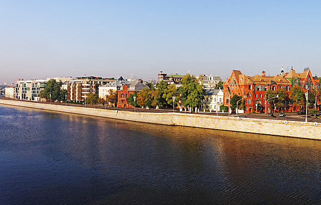 포토 JPG 해외이미지 도로 건축양식 하늘 부동산 사람없음 건물 강 반사 도시 센터 러시아 러시아인 모스크바 해외202004 해외포토 서양인 건축물 건축 유럽 길 교통시설 재산 파일형식 이미지허브