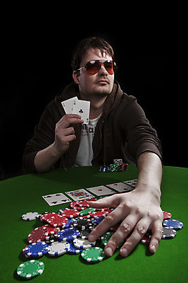 포토 JPG 해외이미지 손 남자 얼굴 돈 유리 놀이 탁자 성공 한명 사람 성인 선글라스 쌓기 검은색 게임 잡기 우승 신용카드 행운 도박 위험 카지노 기회 포커 라스베가스 승자 에이스 텍사스 플레이어 해외202004 해외포토 1 안경 컬러 가구 컨셉 모션 재질 신체부위 금융 미국 최고 트럼프 재산 파일형식 이미지허브