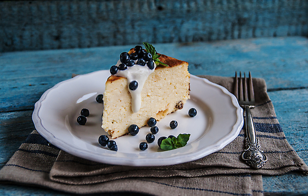 포토 JPG 해외이미지 포크 디저트 실내 사람없음 식탁보 블루베리 치즈케이크 나무배경 해외202004 해외포토 식기 음식 백그라운드 과일 내부 케이크 파일형식 이미지허브