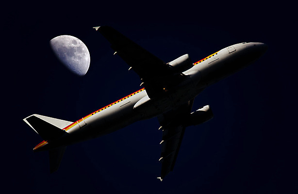 포토 JPG 해외이미지 여행 교통시설 비행기 사람없음 어둠 달 야간 제트기 대패 해외202004 해외포토 자연요소 교통 항공교통 대중교통 시설 파일형식 이미지허브