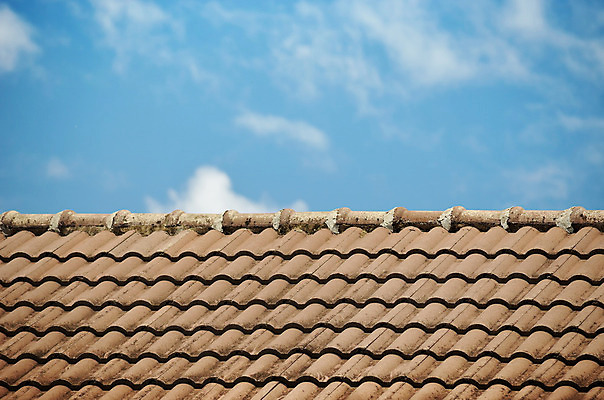 포토 JPG 해외이미지 백그라운드 하늘 지붕 사람없음 건물 파란색 갈색 도자기 옥상 타일 고정 해외202004 해외포토 건축물 컬러 파일형식 이미지허브