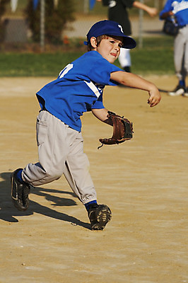 포토 JPG 해외이미지 계절 어린이 스포츠 장갑 유니폼 밭 공 놀이 한명 소년 초록색 경쟁 봄 야구 게임 해외202004 해외포토 1 잡화 옷 남자 컬러 컨셉 농업 사람 구기 파일형식 이미지허브