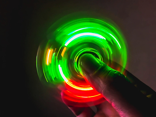 포토 JPG 해외이미지 손 어린이 백그라운드 손가락 모션 놀이 추상 휴식 스트레스 취미 사람없음 빨간색 파란색 빛 장난감 노란색 유행 우주 검은색 어둠 에너지 게임 흰색 반지 원형 플라스틱 오브젝트 롤러 안심 긴장 돌리기 베어링 인기 철강 주도 효과 해외202004 해외포토 도형 감정 컬러 컨셉 무늬 장신구 재질 육류 사람 신체부위 예절 파일형식 이미지허브