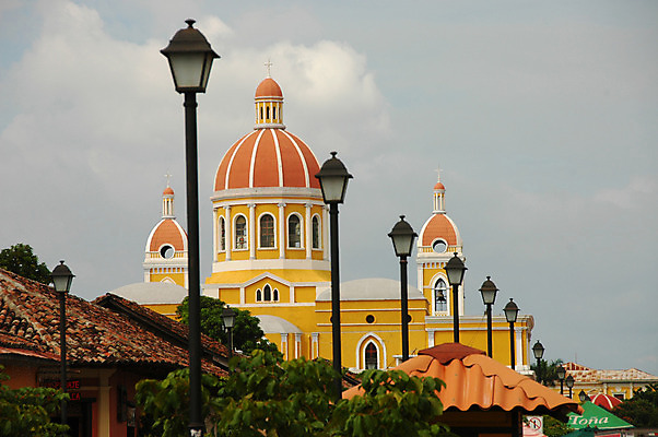 포토 JPG 해외이미지 문화 여행 사람없음 관광지 성당 교회 등불 역사 그라나다 니카라과 해외202004 해외포토 종교건축 조명 건물 남아메리카 스페인 파일형식 이미지허브