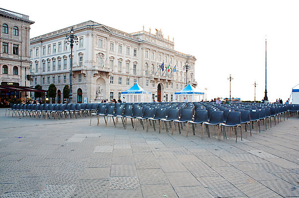 포토 JPG 해외이미지 문화 여행 의자 건축양식 미술 풍경 사람없음 건물 일몰 이탈리아 콘서트 공연 궁전 도시 기다림 역사 재산 경찰 해외202004 해외포토 직업 건축물 건축 유럽 가구 고건축 모션 문화예술 이벤트 금융 노을 파일형식 이미지허브