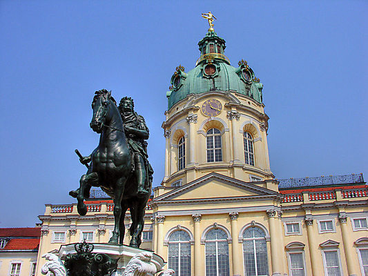 포토 JPG 해외이미지 지도 건축양식 독일 사람 사람없음 건물 빨간색 깃발 도시 신용카드 야간 저녁 심볼 대문 천국 베를린 정부 해외202004 해외포토 자연요소 건축물 건축 유럽 컬러 금융 문 파일형식 이미지허브