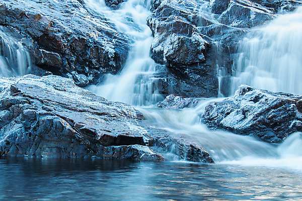 포토 JPG 해외이미지 겨울 자연 날씨 풍경 사람없음 야외 초록색 물 빛 강 반사 얼음 폭포 흐름 추위 바위 흰색 신선 개울 통나무 암초 느림 해외202004 해외포토 자연요소 나무 계절 컬러 컨셉 돌_바위 생태계 파일형식 이미지허브