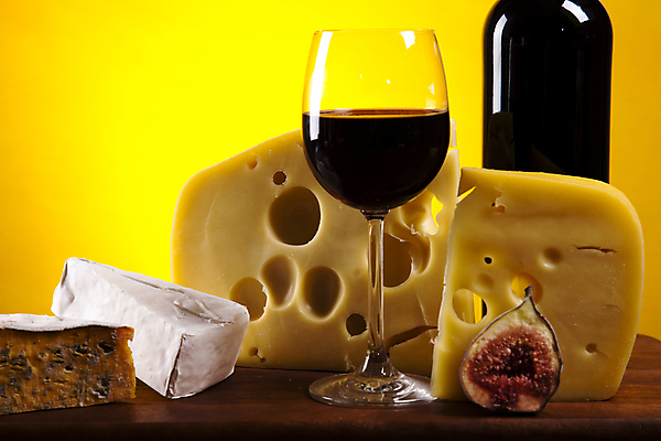 포토 JPG 해외이미지 와인잔 단면 치즈 사람없음 와인 와인병 무화과 나무도마 노란배경 블루치즈 까망베르치즈 해외202004 해외포토 백그라운드 술잔 과일 병_용기 유제품 도마 주류 목재 노란색 파일형식 이미지허브