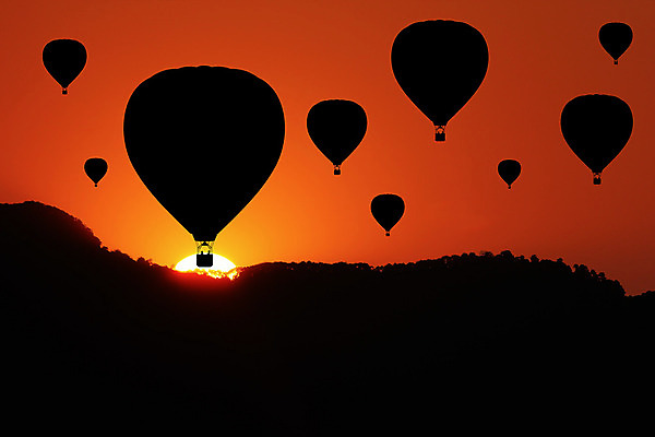 포토 JPG 해외이미지 주간 실루엣 하늘 풍경 사람없음 야외 일몰 열기구 비행 해외202004 해외포토 자연요소 항공교통 촬영기법 노을 파일형식 이미지허브