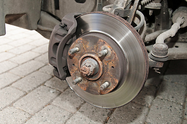 포토 JPG 해외이미지 부분 자동차 사람없음 여름 빛 블록 바퀴 작업실 변화 브레이크 묘사 서비스 부식 관절 보안 교체 그만 옛날 제어 해외202004 해외포토 계절 육상교통 컨셉 뼈 안전 파일형식 이미지허브