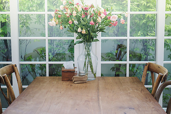 포토 JPG 해외이미지 라이프스타일 꽃 가구 백그라운드 거실 의자 창문 탁자 호텔 휴식 아파트 주택 실내 사람없음 장식 인테리어 햇빛 식당 정원 꽃병 카페 고급 우아함 빌라 해외202004 해외포토 식물 디자인 생활용품 컨셉 숙소 내부 건물 생활 태양 상점 파일형식 이미지허브