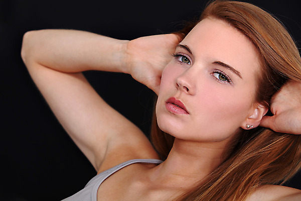 포토 JPG 해외이미지 백인 모델 1 라이프스타일 응시 여자 유럽 얼굴 손가락 관리 한명 사람 소녀 성인 머리 유행 검은색 화장품 흰색 신선 조끼 화려 우아함 손톱관리 부드러움 공평 고립 사춘기 유일 표현성 해외202004 해외포토 서양인 손 시선 나라 어린이 컬러 컨셉 생활 신체부위 뷰티 외투 감각 네일아트 파일형식 이미지허브