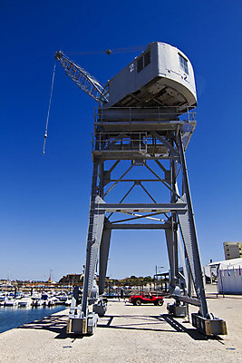 포토 JPG 해외이미지 주간 직업 산업 비즈니스 통신 교통시설 항해 사람없음 야외 글로벌 탑 항구 장비 거래 화물 컨테이너 수집 배송 기중기 상업 머리위 포트 로딩 리프팅 해외202004 해외포토 자연요소 건축물 교통 배_교통 운송업 중장비 시설 파일형식 이미지허브