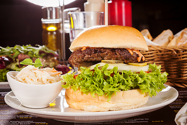 포토 JPG 해외이미지 접시 채소 검은배경 패스트푸드 실내 사람없음 바구니 햄버거 인스턴트 정크푸드 바게트 코우슬로 해외202004 해외포토 식기 음식 빵 백그라운드 내부 검은색 샐러드 파일형식 이미지허브