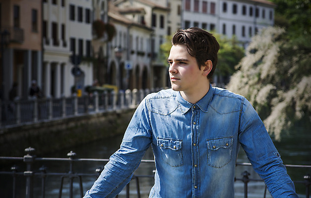 포토 JPG 해외이미지 백인 모델 라이프스타일 남자 셔츠 한명 사람 성인 야외 여름 강 도시풍경 유행 이탈리아 도시 긍정 타운 심각 해외202004 해외포토 서양인 1 계절 유럽 컨셉 상의 풍경 생활 파일형식 이미지허브