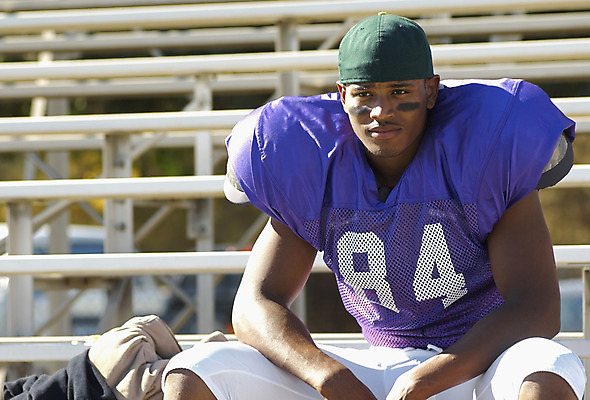 포토 JPG 해외이미지 응시 남자 가구 흑인 벤치 축구선수 한명 사람 20대 성인 취미 야외 10대 미식축구 축구 럭비공 미식축구선수 혼자 해외202004 해외포토 서양인 1 시선 생활용품 의자 공 청소년 운동선수 청년 구기 럭비용품 파일형식 이미지허브