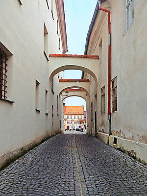 포토 JPG 해외이미지 전통 외관 유럽 문화 도로 길 벽 여행 컨셉 건축양식 거리 주택 사람없음 건물 장식 여름 노란색 여행객 조약돌 바위 도시 시간 화려 역사 작음 아치 각도 좁은 장면 지역 체코 공화국 보헤미아 옛날 해외202004 해외포토 건축물 계절 건축 나라 컬러 교통시설 사람 돌_바위 크기 파일형식 이미지허브
