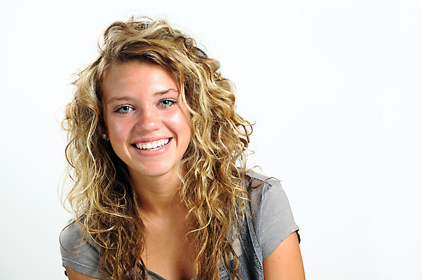 포토 JPG 해외이미지 학생 여자 한명 10대 금발 자신감 해외202004 해외포토 1 헤어스타일 감정 청소년 사람 파일형식 이미지허브