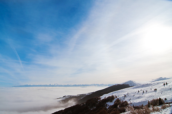포토 JPG 해외이미지 나무 구름 겨울 자연 산 파노라마 풍경 사람없음 야외 파란색 햇빛 추위 안개 흰색 황무지 수평선 해외202004 해외포토 자연요소 식물 계절 컬러 날씨 촬영기법 태양 생태계 파일형식 이미지허브