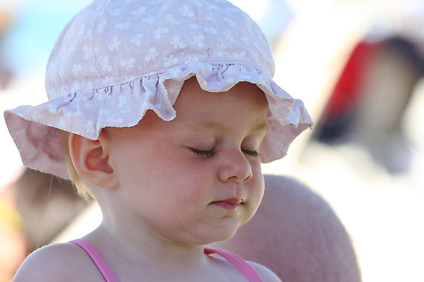 포토 JPG 해외이미지 응시 여자 딸 행복 어린이 생각 휴가 휴식 사랑 한명 사람 야외 아기 걸음마 천진난만 해외202004 해외포토 1 시선 감정 컨셉 가족 모션 파일형식 이미지허브