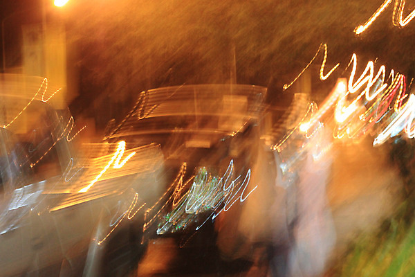 포토 JPG 해외이미지 선 백그라운드 이동 패턴 모션 추상 사람없음 파란색 빛 컬러풀 어둠 도시 야간 소프트포커스 속도 네온 빛망울 블러 해외202004 해외포토 자연요소 컬러 컨셉 무늬 촬영기법 파일형식 이미지허브