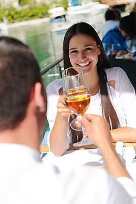 포토 JPG 해외이미지 커플 여자 남자 바다 데이트 휴식 사랑 들기 앉기 상반신 성인 야외 두명 앞모습 뒷모습 식당 와인 건배 연애 성인만 해외202004 해외포토 감정 뷰포인트 컨셉 관계 모션 주류 사람 상점 파일형식 이미지허브