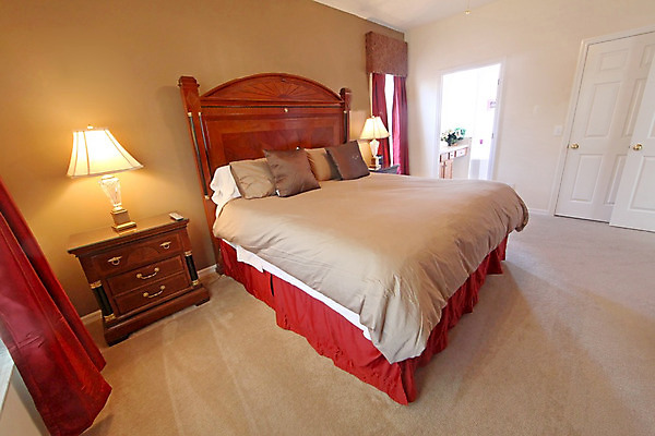 포토 JPG 해외이미지 가구 창문 베개 탁자 부동산 주택 실내 사람없음 내부 빨간색 침실 이불 방 침대 램프 블라인드 커튼 해외202004 해외포토 컬러 생활용품 침구 조명 건물 재산 파일형식 이미지허브