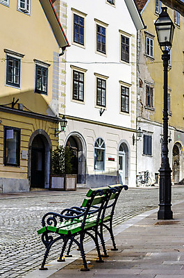 포토 JPG 해외이미지 외관 유럽 백그라운드 벤치 의자 건축양식 거리 주택 사람없음 야외 건물 목재 초록색 햇빛 금속 맑음 봄 램프 도시 보행로 작음 타운 옛날 해외202004 해외포토 나무 건축물 계절 건축 나라 길 컬러 가구 재료 재질 날씨 조명 태양 크기 파일형식 이미지허브